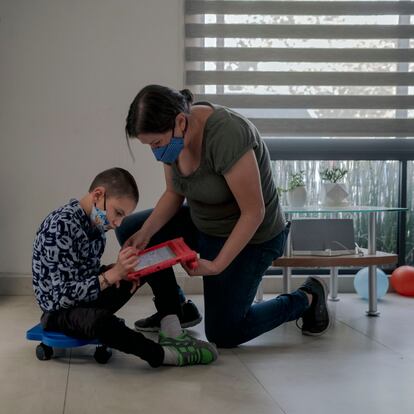 Patricio De Loza (12) realiza unos ejercicios de matemáticas con la ayuda de su madre, Marie Velázquez (41), en su casa en el municipio de Metepec, en el Estado de México el 10 de marzo del 2021. Fred Ramos 
