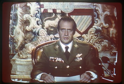 21 de febrero de 1981. S.M. el Rey don Juan Carlos durante la emisión de su mensaje a la nación, difundido por radio y televisión, en el que ordena el mantenimiento del orden constitucional tras el asalto del coronel Tejero al Congreso de los Diputados. "La Corona no puede tolerar acciones o actitudes de personas que pretendan interrumpir por la fuerza el proceso democrático"