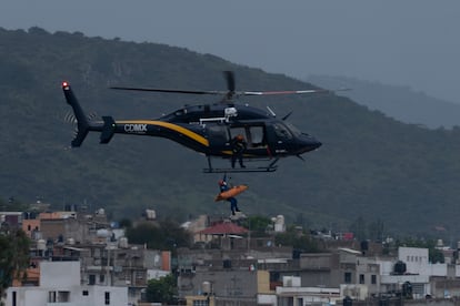 Rescatistas trabajan en la zona centro de Tula.