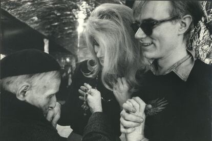 Kiesler con Andy Warhol y Baby Jane Holzer. Mediados de la década de 1960.