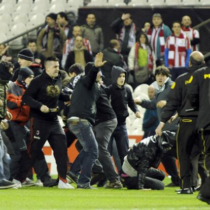 Seguidores del Anderlecht, durante los enfrentamientos.