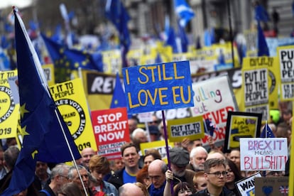 La primera ministra de Escocia, quien también participó en la marcha, pidió a los diputados británicos que no perdieran el tiempo y recuperaran de manos de May el control de la situación “para asegurar una prórroga suficientemente larga de todo este proceso como para que pueda llevarse a cabo un segundo referéndum”. "Aún te amo", dice uno de los carteles que se han visto durante la marcha.