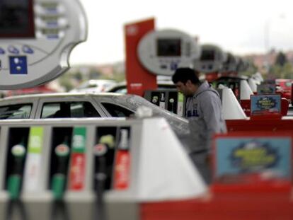 Imagen de un surtidor en una gasolinera.