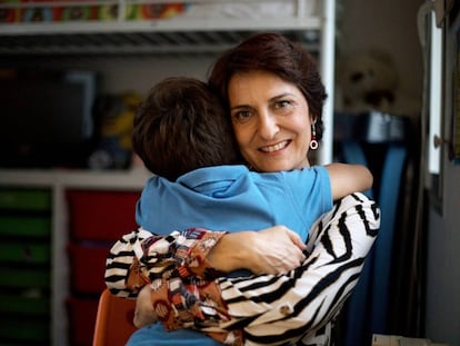 Ana Cardona abraza a su hijo Andrés.