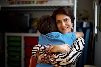 Ana Cardona abraza a su hijo Andrés.