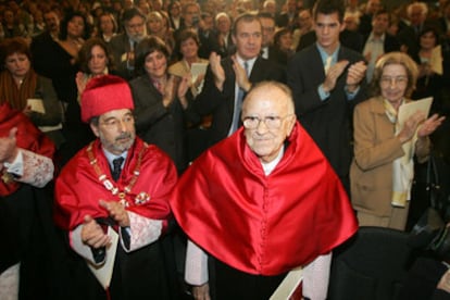 Carrillo recibe el aplauso de los asistentes al acto, entre ellos su esposa, Carmen Menéndez (derecha).