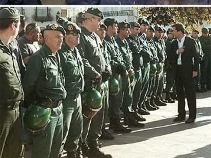 Arriba, un grupo de guardias acordona el salón de plenos para que se pudiera celebrar la moción de censura. Abajo, el ex alcalde José Ramón Gómez Cueli se dirige a los agentes que custodiaron ayer el Ayuntamiento de Gibraleón.