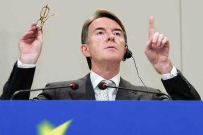 El comisario Peter Mandelson, durante la conferencia de prensa convocada en Bruselas.