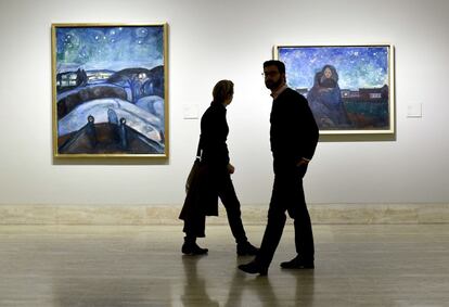 Dos personas, junto a 'Bajo las estrellas' y 'Noche estrellada', de Edvard Munch, en el Museo Thyssen.