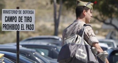 Un legionario sale de la base de Viator el lunes. 