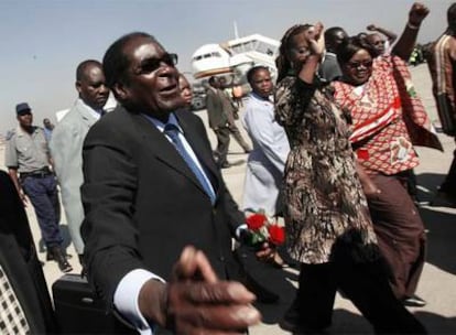 Mugabe es aclamado por sus seguidores a su llegada al aeropuerto de Harare.