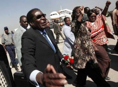 Mugabe es aclamado por sus seguidores a su llegada al aeropuerto de Harare.