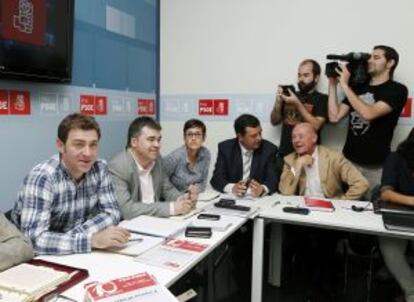 Roberto Jiménez (izquierda), secretario general del PSN, en la reunión de la Comisión Ejecutiva del partido.