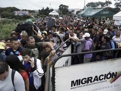 Miles de venezolanos en la frontera con Colombia.