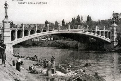 El puente de la Reina Victoria, inaugurado en 1909, está justo en frente a la ermita de San Antonio de La Florida. Miles de mujeres iban a lavar al Manzanares a finales del siglo XIX.