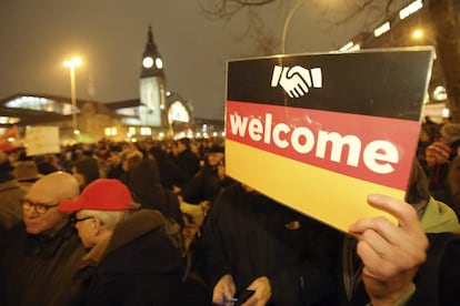 Uno de los manifestantes a favor de la inmigración muestra un cartel que pone "Bienvenidos", en alusión a las personas de otras razas que llegan a Alemania.