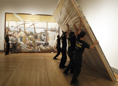 Operaciones de desmontaje de la antológica de Joaquín Sorolla clausurada el pasado domingo en el Museo del Prado.