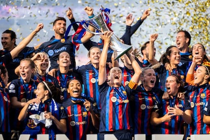 Las jugadoras del F.C. Barcelona celebran la victoria en la Champions League, el 2 de junio en Wolfsburgo (Alemania). 

