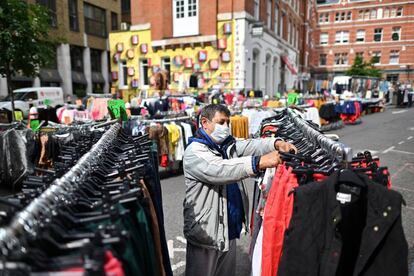 Un vendedor protegido con mascarilla en el mercadillo de Petticoat Lane Market, en Londres, este domingo. El número de decesos en todo el planeta alcanzó los 400.243, mientras que la cifra de contagiados supera ya los 6,9 millones.