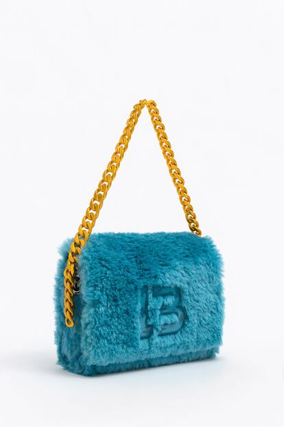 Imposible resistirse a este bolso de pelo en azul turquesa, con cadena XL dorada de Bimba y Lola. Una de esas piezas que encabeza la lista de deseos.

195€