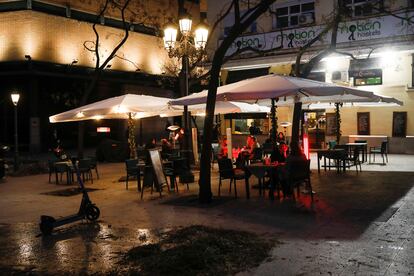 Varios clientes en una terraza de Madrid, el pasado viernes 22.