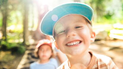 Ideal para que los más pequeños se protejan del sol en actividades en la naturaleza. GETTY IMAGES.