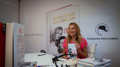 Ana Obregón a su llegada a la caseta 82 de la Feria del Libro de Madrid, este domingo 11 de junio, para firmar ejemplares de 'El chico de las musarañas'.