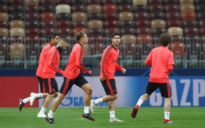 Asensio, segundo por la derecha, durante el entrenamiento del Real Madrid en Moscú.