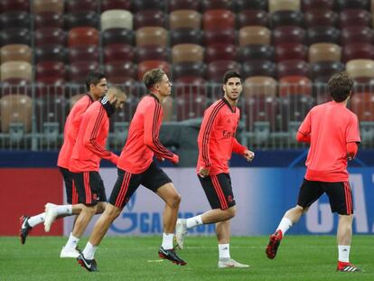 Asensio, segundo por la derecha, durante el entrenamiento del Real Madrid en Moscú.