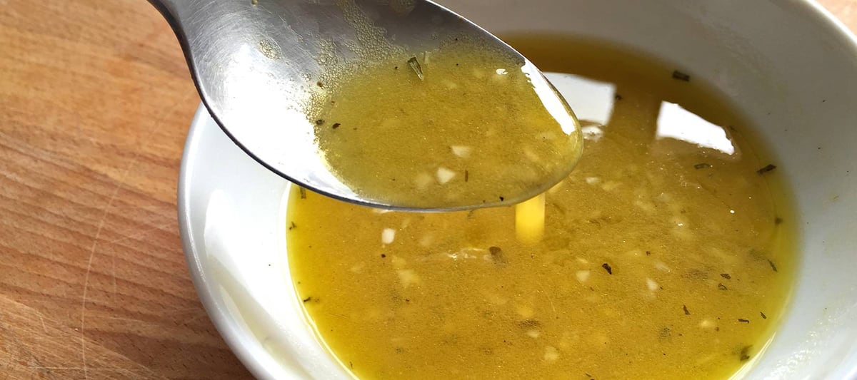 Ensalada refrescante de pepino, la opción perfecta para esta época 4 Merca2.es Aderezos frescos para ensaladas: potencia tu plato con hierbas aromáticas