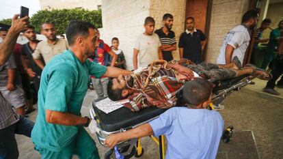 Traslado de un herido tras un ataque israelí contra el campo de refugiados de Nuseirat (Gaza) al Hospital de los Mártires de Al Aqsa, en Deir Al Balah, el jueves.