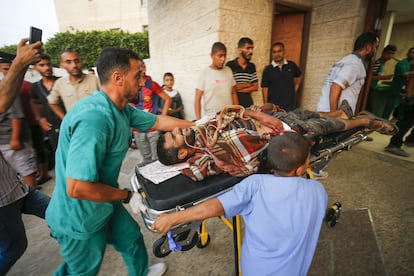 Traslado de un herido tras un ataque israelí contra el campo de refugiados de Nuseirat (Gaza) al Hospital de los Mártires de Al Aqsa, en Deir Al Balah, el jueves.