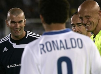 Zidane y Collina sonríen a Ronaldo al inicio del encuentro