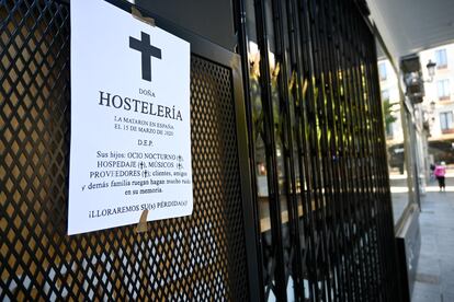 Non-essential businesses in Andalusia are facing restrictions in a bid to curb contagion. This sign mourns the "death of the hostelry sector" in Spain. 