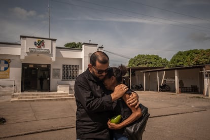 Dairo Bayona, líder social de la localidad, consuela a una mujer las afueras del hospital en el corregimiento de Agustín Codazzi.