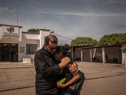 Dairo Bayona, líder social de la localidad, consuela a una mujer las afueras del hospital en el corregimiento de Agustín Codazzi.