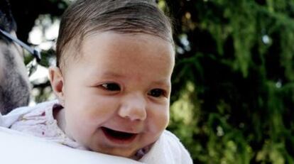 Xabela Santos Llanos posa entre sus padre, Elvis. Nació tras la primera fecundación in vitro. El proceso suele costar unos 4.500 euros.