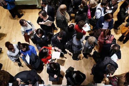 Un grupo de aspirantes a un empleo, en una feria de trabajo celebrada en Nueva York.