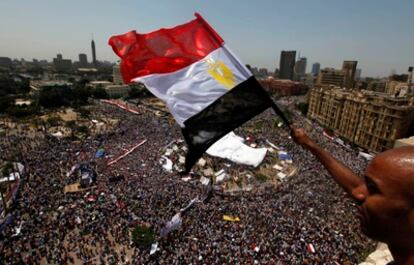 Un manifestante egipcio ondea la bandera nacional ante la plaza de la Liberación de El Cairo, que se ha vuelto a llenar con miles de personas que reclaman más democracia