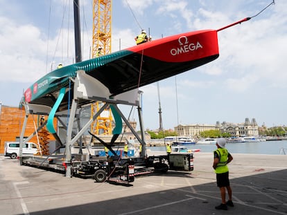 Varios operarios trabajan en la colocación del mástil en el barco Emirates Team New Zealand, ganador de la 36ª Copa del América en Auckland 2021, este lunes.