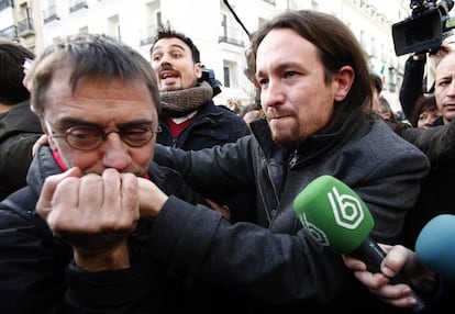 Pablo Iglesias emocionado, es saludado por Monedero durante la primera sesión parlamentaria del nuevo curso político en el Congreso de los Diputados, en la que se eligió al presidente de la cámara, el 13 de enero de 2016 en Madrid.