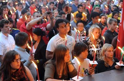 Jóvenes con velas en Austria asisten a la vigilia del pasado lunes por las víctimas de los atentados en Noruega.