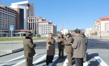 KCNA también publicó fotos e información de una visita de Kim, en compañía de su hermana Kim Yo-jong entre otros cargos del régimen, a la cercana localidad de Samjiyon, donde se está levantando una zona turística.