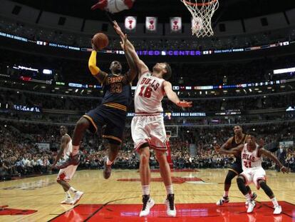 Gasol le pone el tapón decisivo a LeBron.