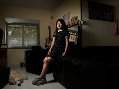 Mika, estudiante de periodismo y antes tutelada por la Comunidad de Madrid, en su casa junto a su perra, 'Hannah'.