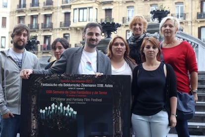 El director de la Semana de Terror, Josemi Beltrán (centro), junto a los impulsores de las actividades paralelas hoy en San Sebastián.