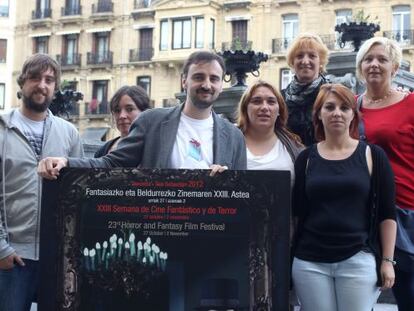 El director de la Semana de Terror, Josemi Beltrán (centro), junto a los impulsores de las actividades paralelas hoy en San Sebastián.