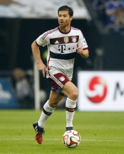 Xabi Alonso conduce el balón en el partido ante el Schalke 04.