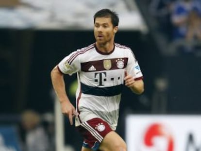 Xabi Alonso conduce el balón en el partido ante el Schalke 04.