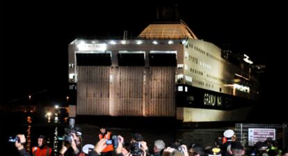 Una embarcación con cerca de 300 inmigrantes norteafricanos atraca en el puerto de Livorno, procedente de Lampedusa, ayer.